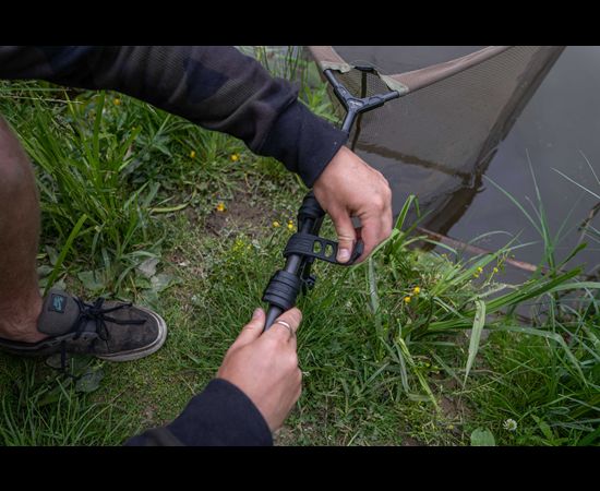 AVID Carp LOK DOWN LANDING NET HOLDER, Uztveramā tīkla turētājs