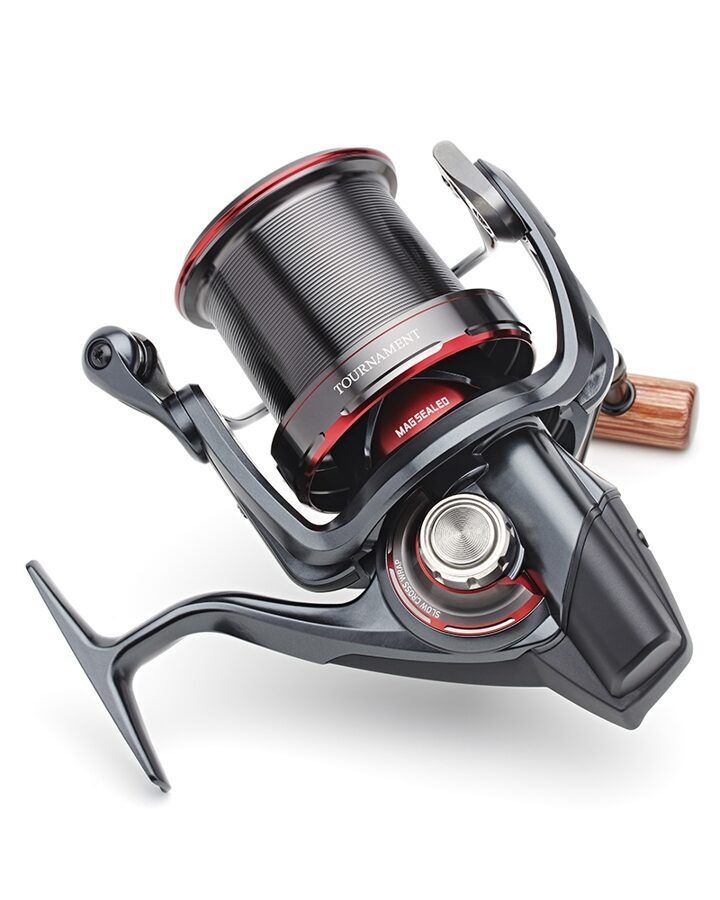 DAIWA 20 Tournament Basia 45SCW QD Lielā karpu spole ar rezerves kaseti