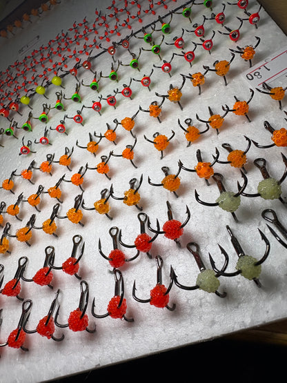 TOP1 Trīsžubura UV āķi ar ikru bumbiņām Fosfarizētas