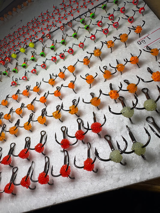 TOP1 Trīsžubura UV āķi ar ikru bumbiņām Fosfarizētas