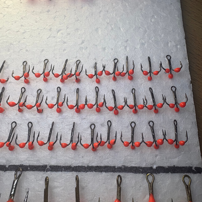 Trīsžubura āķis ar trīs ikru bumbiņām #16