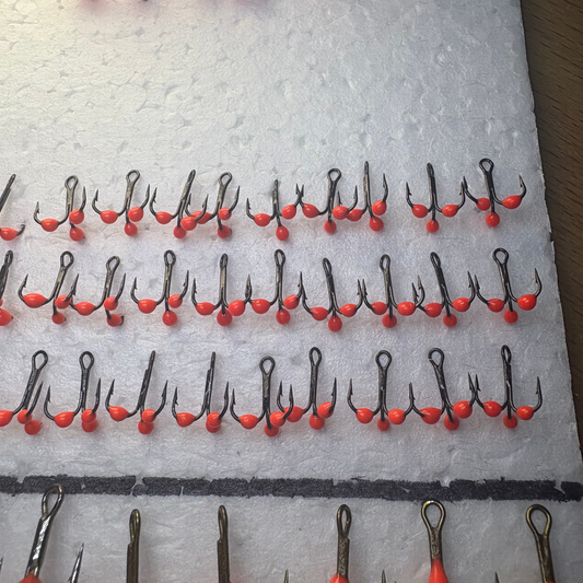 Trīsžubura āķis ar trīs ikru bumbiņām #16