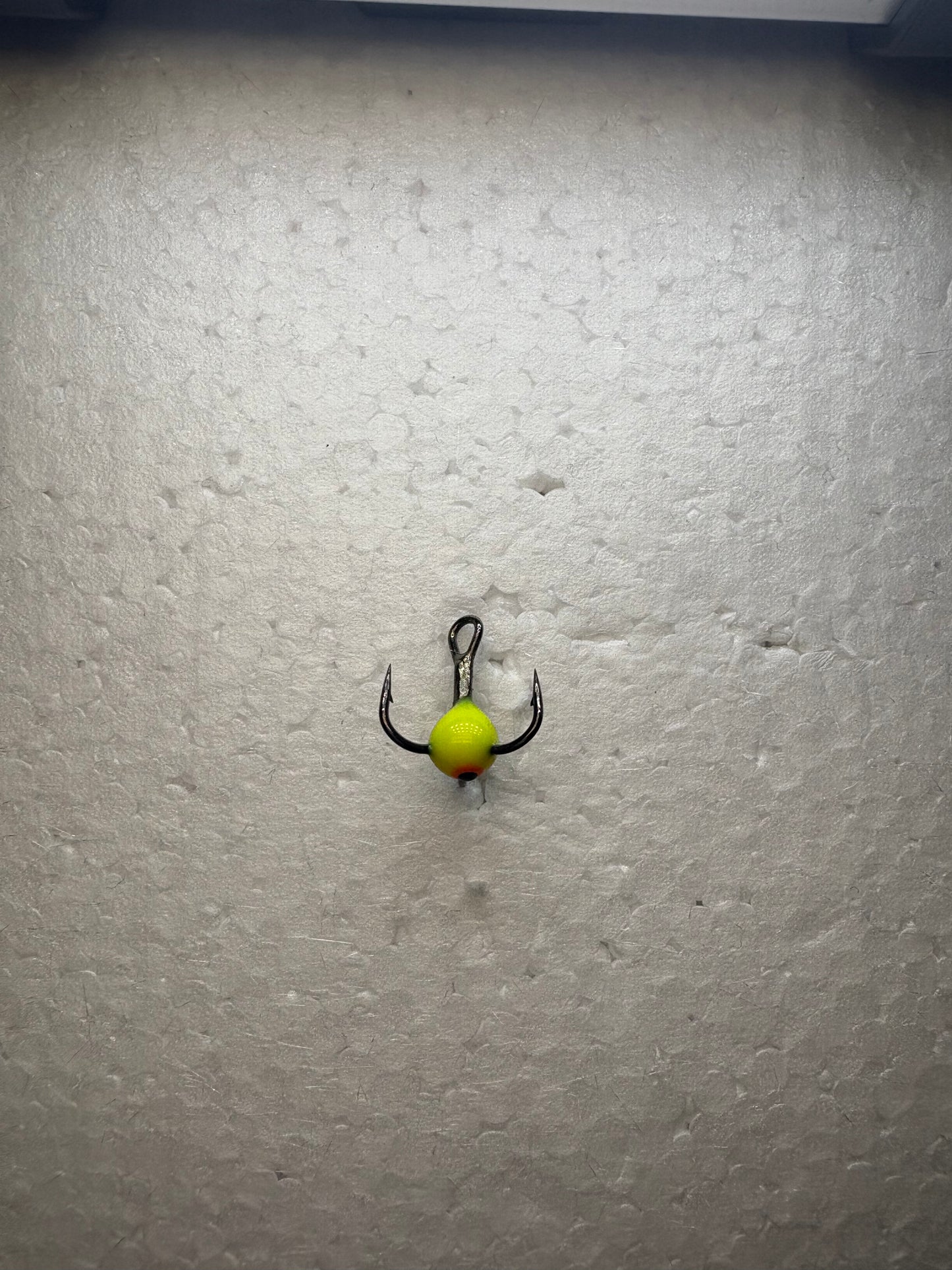 Trīsžubura āķis ar bumbiņu