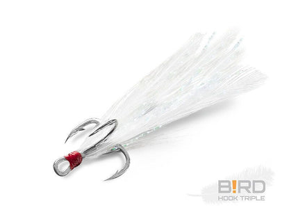 Trīsžuburu āķi Delphin B!RD Hook TRIPLE RED ar spalvām baltā krāsā 3gab.