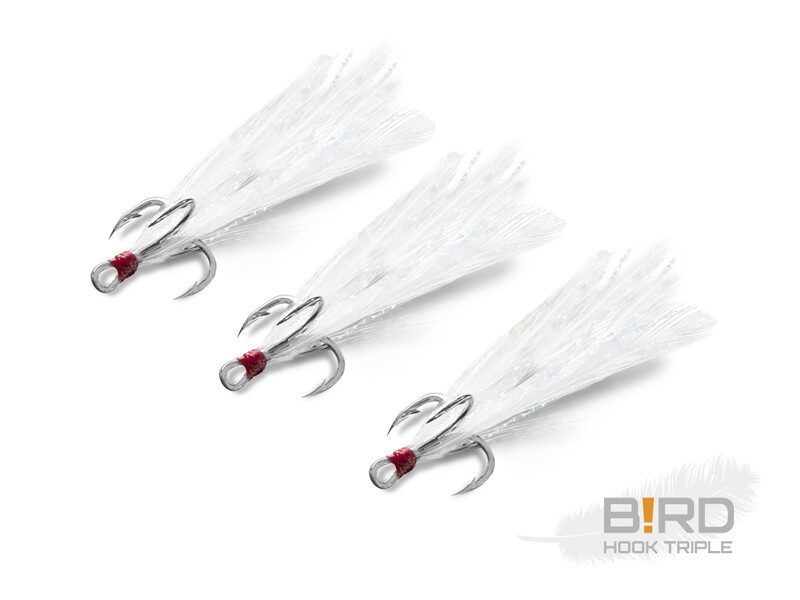 Trīsžuburu āķi Delphin B!RD Hook TRIPLE RED ar spalvām baltā krāsā 3gab.