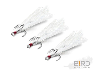 Trīsžuburu āķi Delphin B!RD Hook TRIPLE RED ar spalvām baltā krāsā 3gab.