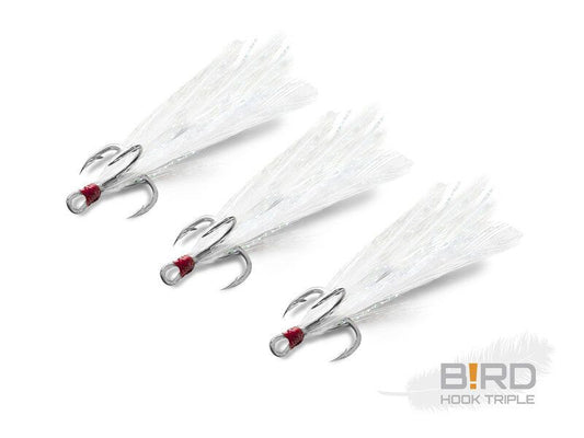 Trīsžuburu āķi Delphin B!RD Hook TRIPLE RED ar spalvām baltā krāsā 3gab.