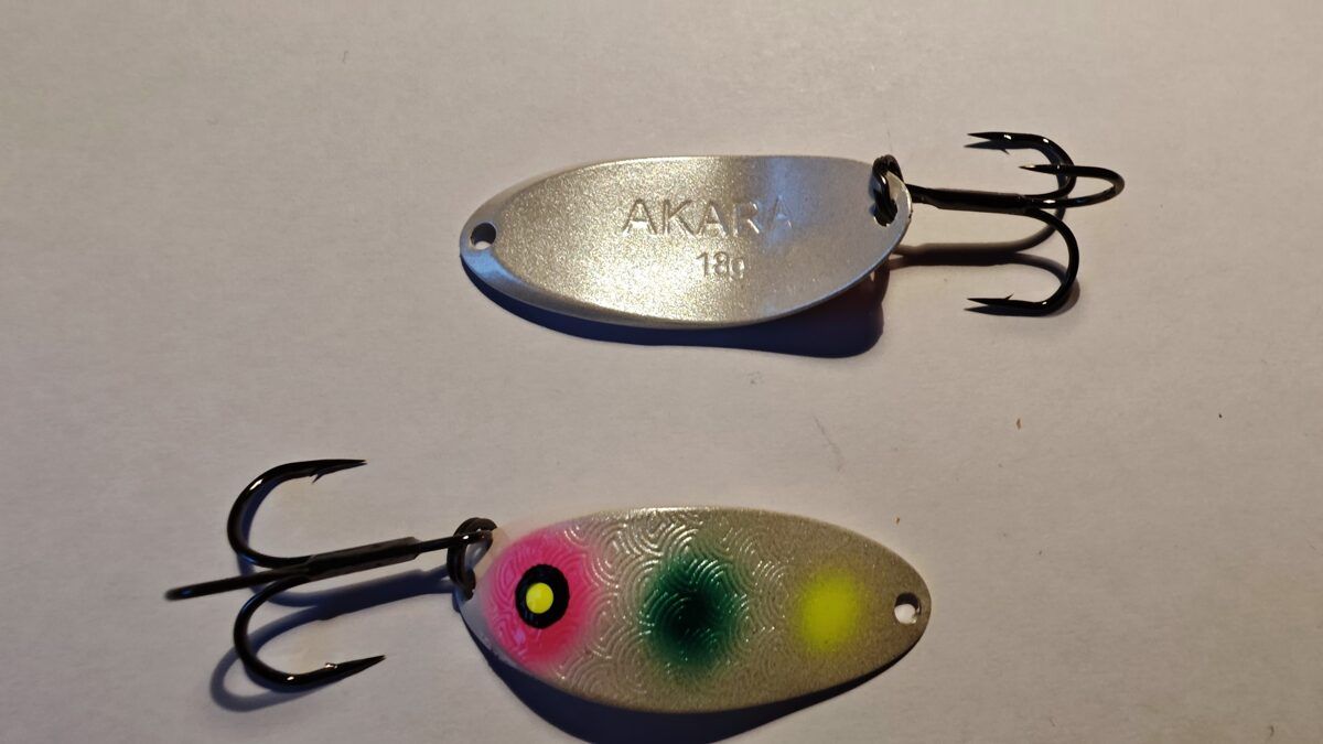 Top1 Spožo Taimiņu šūpiņš Akara - 18g ar āķi spožajiem