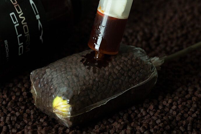 STICKY BLOODWORM GLUG, Motiļa garšas mērcēšanas šķidrums - 200ml